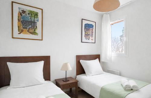 Séjour familial RDC, parking, piscine chauffée - Photo 17