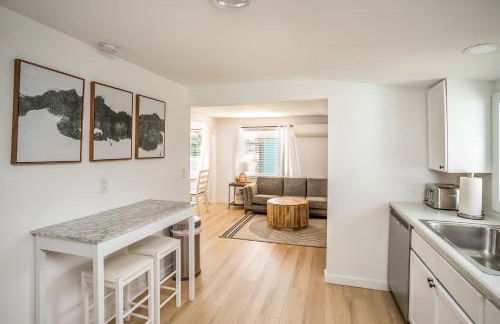 Cozy 2 Bedroom Home, Private Backyard with Hot Tub - Foto 17