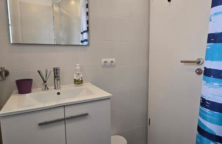 Bright Apartment with Two Balconies and a Seaside Pool - Foto 31