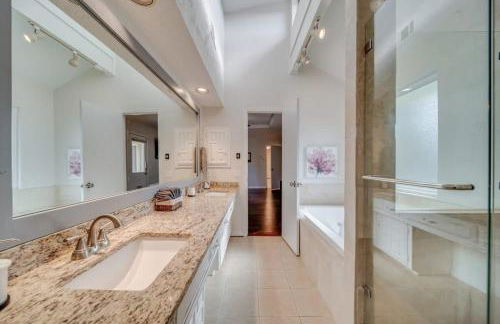 Central Plano 4-BD 2-BA Pool Retreat, Sleeps 10 - Foto 15