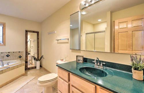 Cozy Dam Lake Escape with Dock, Yard and Water Access! - Foto 13