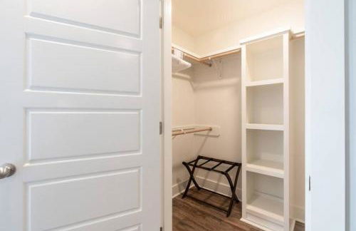 Bright Townhouse Downtown Lake Charles - Foto 13