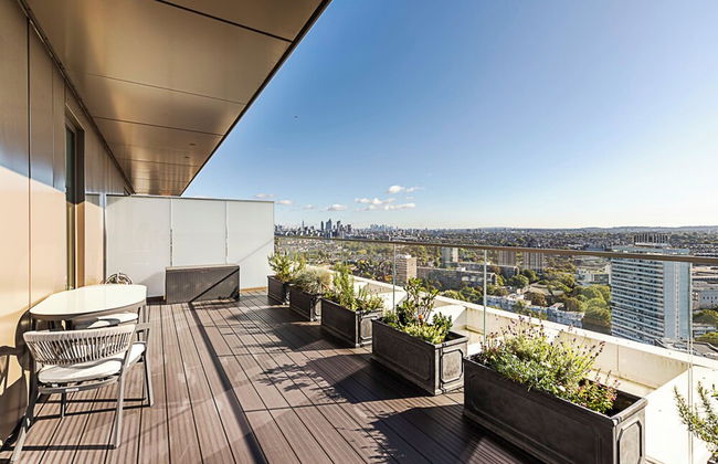 Luxurious 3-bed Sky-high Battersea Gem - Foto 27