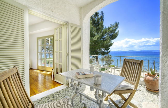 Salt Stone Beach Front Retreat by Estia - Foto 1