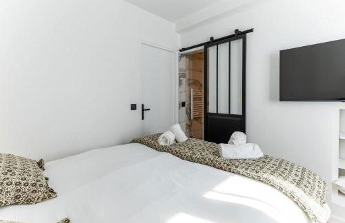 New- 8 pers devant le parc de la villette - Foto 17