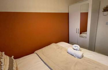 Spacious 3-Bed House - Sleeps 8 Garden & Parking - Foto 18