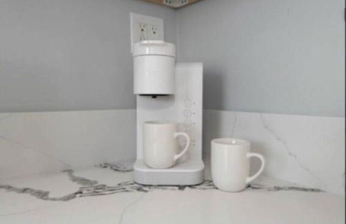 Charming 2BR Condo with Onsite Parking Included - Foto 11