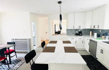 Comfortable 4-BR Family Home with Ample Parking - Foto 1