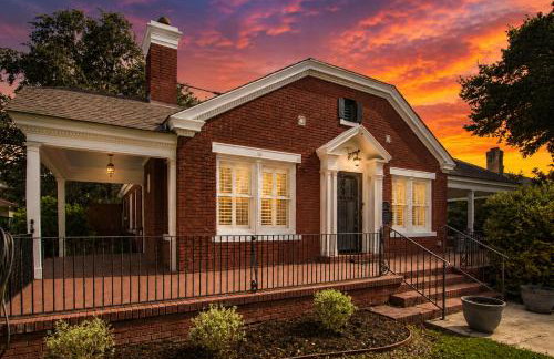 Charming home with pool, enclosed yard, patio & great Woodlawn Lake location - Foto 40