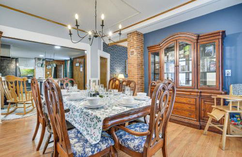 Great for Groups! Spacious Wilton Getaway with Deck - Foto 10