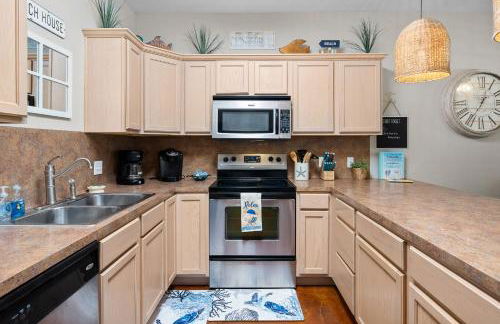 Sunny Townhome with Pool Access about 1 Mi to Beach - Foto 10