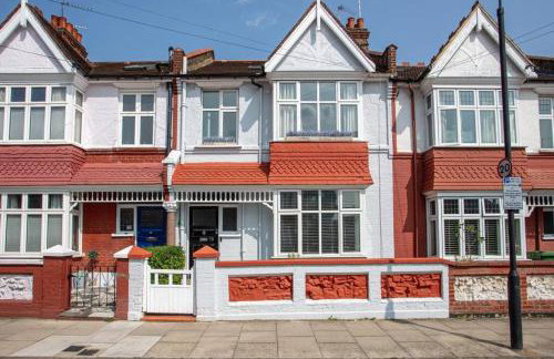 Beautiful 5 Bedroom 4 Bathroom House in W6 by Yoko Property - 10 minute's to Central London - Free Parking, Fast WiFi, Work Desks and SmartTVs with Disney and Netflix - Foto 39