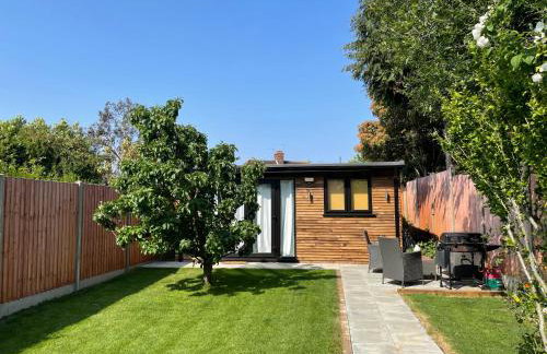 Studio - Sleeps 2 - Pet friendly - Parking - Photo 18