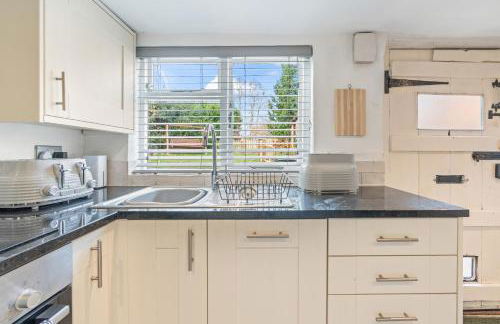 3BR Kingswood Cottage with Detached Unit - Photo 21