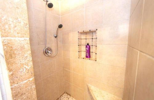 Governors Mansion 5 bedroom-3 bath - Photo 27