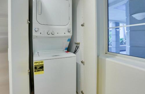 Serene Irvine Retreat with Heated Pool Access! - Foto 19