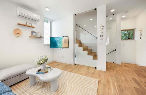 Ocean-Inspired 3B Modern Retreat w Kids Room - Foto 7