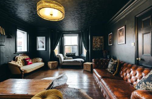 Large 7 Bedroom House for Families and Work Crews Hot Tub Parking Wi-Fi sleeps 17 - Foto 13