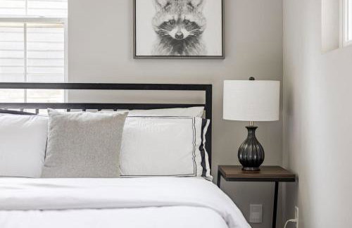 Chic 3BR Home with Fire Pit-Private Yard-Family Friendly - Foto 27