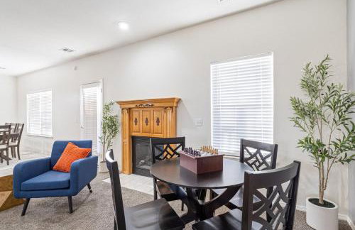 Spacious 6 bed Bentonville House, Sleeps 12, Smart TVs, Wi-Fi - Foto 4