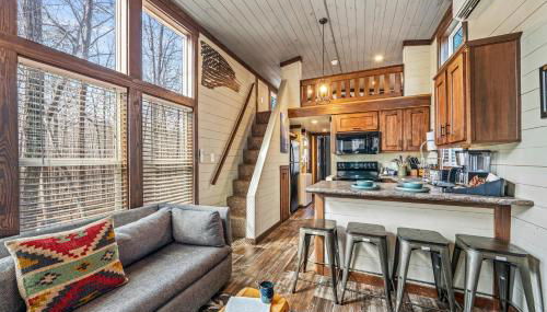 River Cabin - Fire Pit, Kayaks, Games, Dog Park - Foto 3