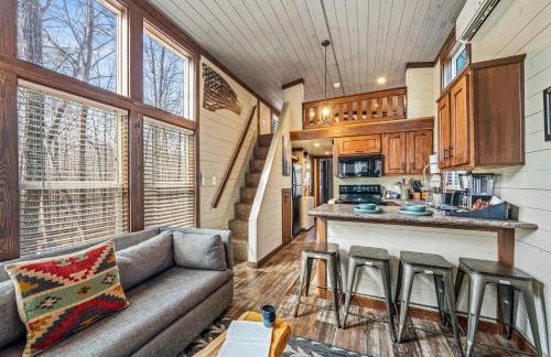 River Cabin - Fire Pit, Kayaks, Games, Dog Park - Foto 3