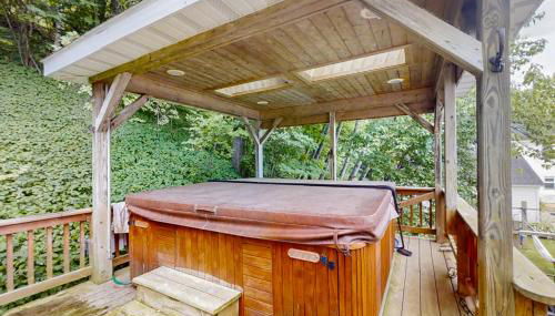 Steps to Crystal Lake! Group Getaway with Hot Tub - Foto 2