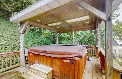 Steps to Crystal Lake! Group Getaway with Hot Tub - Foto 2