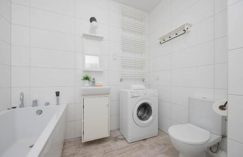 Jasny Apartament z Tarasem i Parkingiem by Noclegi Renters - Foto 28