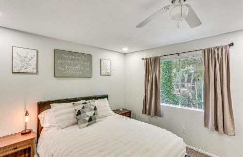 1 Mi to Lake Crestline Cabin with Deck and Gas Grill! - Foto 7