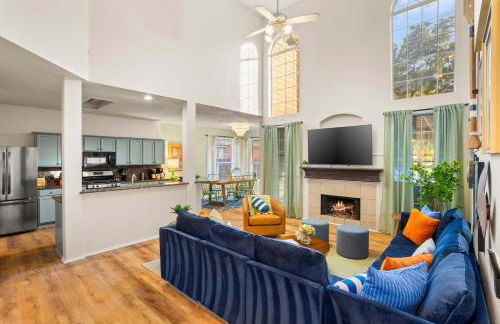 Resort Style Backyard Pool Pickleball Court - Foto 14