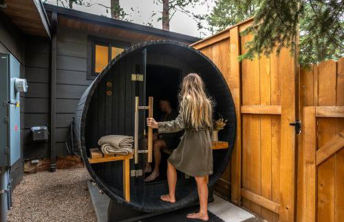 Serene Riverside Retreat with Sauna, Hot Tub, Fire Pit by Forest & Peak Retreats - Foto 3