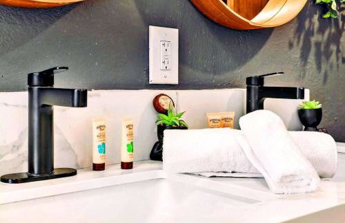 Bright 4BR North Miami Villa Close to Beaches and Huge Backyard - Foto 42