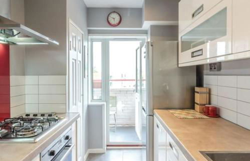 Top Floor 1 Bedroom Apartment with views over London - Photo 1