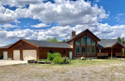 Chester Currents by KABINO Riverfront on Henrys Fork Air Conditioning Boat Launch Foosball Pool Table Huge Yard Garage WIFI - Foto 1