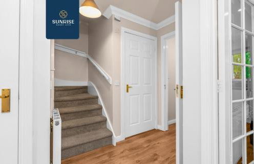 Muirton House 2 - INVOICE and REDUCED PRICE only via SUNRISE SHORT LETS DUNDEE, SLEEPS 8 has 4 Twin Bedrooms with 4 Car Parking, 2 Baths, 5 Smart TV, Fully Equipped, Garden, Free WiFi, and ONLY 9 Mins to STANNERGATE Ports - Foto 12