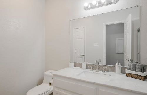 Glamorous Mansion w Private Pool and Cinema Room - Photo 37