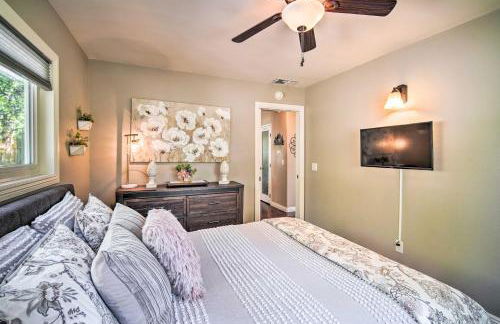 Tree-Lined Twin Peaks Cottage with Custom Stream - Foto 16