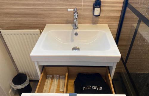 MAISON GERMÈS - CENTRAL & STANDING - Appartements traversants - Lits 180 King Size - Linge de lit et de toilette inclus - Parking privé - Espace Télétravail - Foto 38