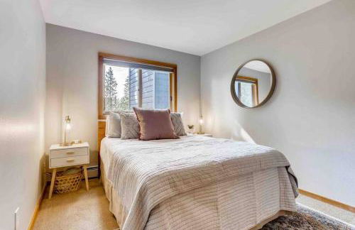 Cozy Ski Condo + Hot Tub + Fireplace + Heated Pool - Foto 28