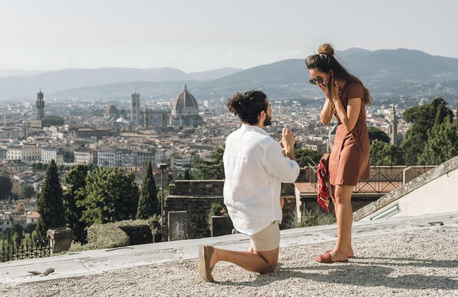Get down on your knee! Surprise Proposal in Florence - Photo 1