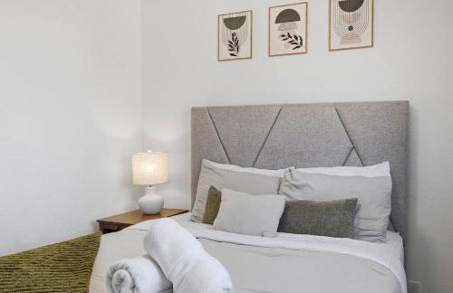 Cozy 2BR Retreat with Backyard Lounge - Foto 4