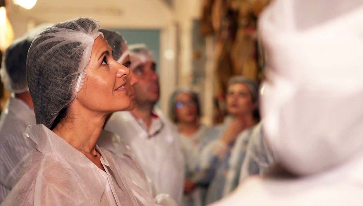 Observando los jamones ibéricos colgados dentro de la fábrica