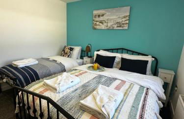 Sunny 2-Bedroom Coastal Stay with Free Parking - Foto 7