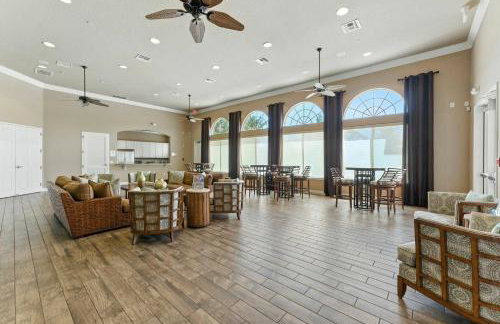4BR Bella Vida Lakeview Pool Townhome - Photo 32