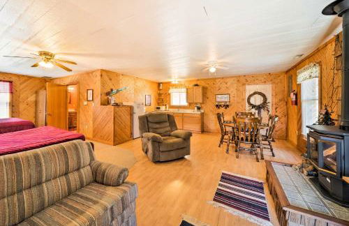 The Burgundy Cabin Iowa Retreat Pond and Fire Pit - Foto 8