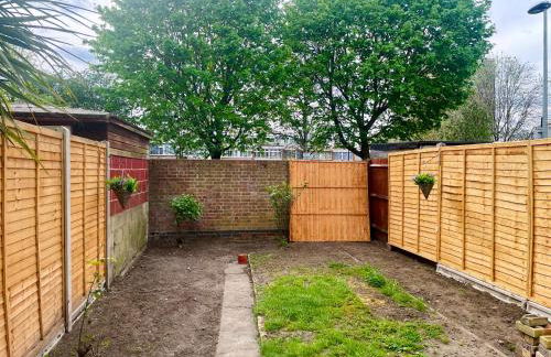 Luxury 3 Bedroom Flat with Garden - Photo 3