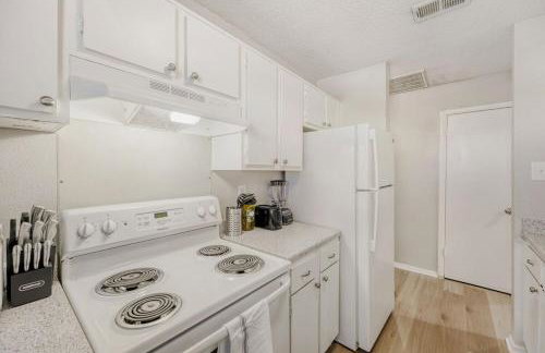 Modern City Getaway 2B - Sleeps 6 - Pool, Prkg - Foto 9