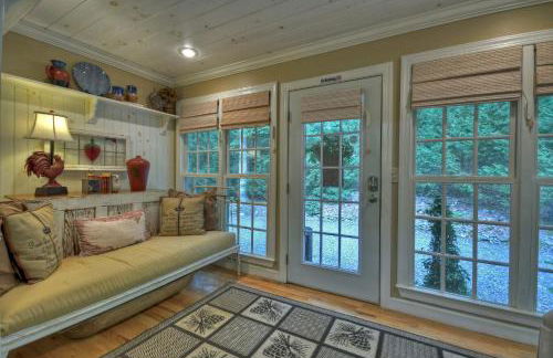 Southern Living Cottage Cozy up by the fire relax on the porch and enjoy peaceful surroundings - Foto 36