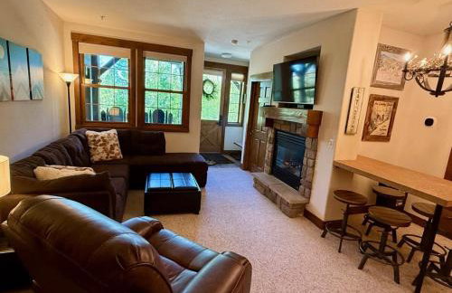 2 BR Basecamp Bliss at Kicking Horse Near Ski Hill - Foto 12